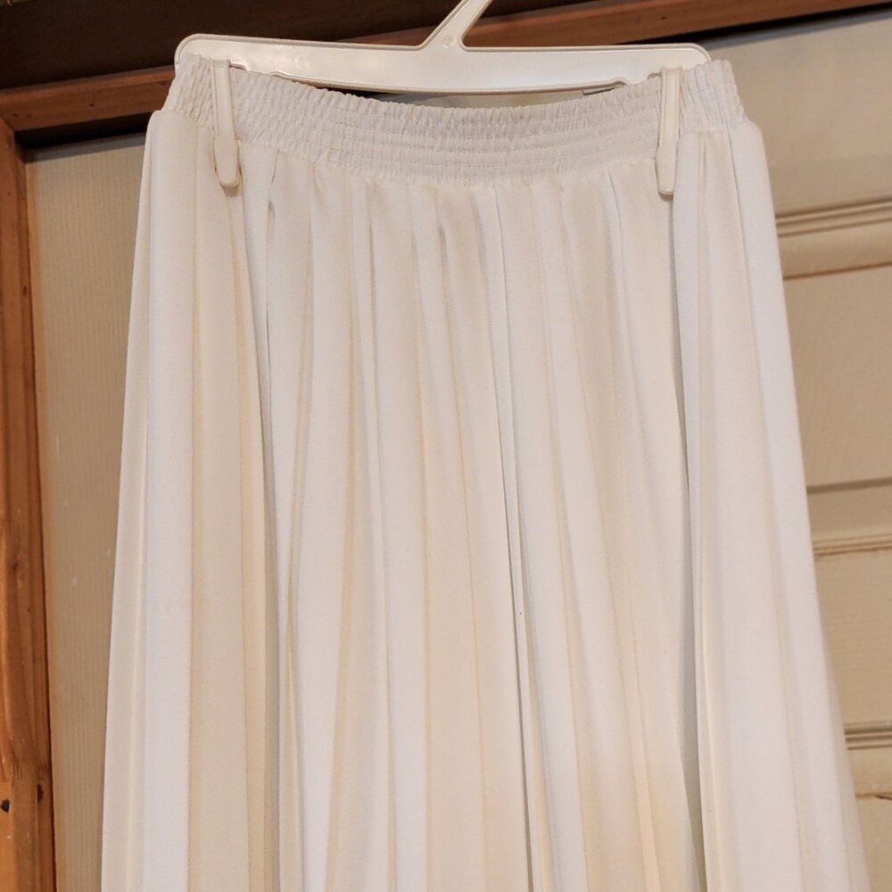 White pleated skirt with stretch waist bane